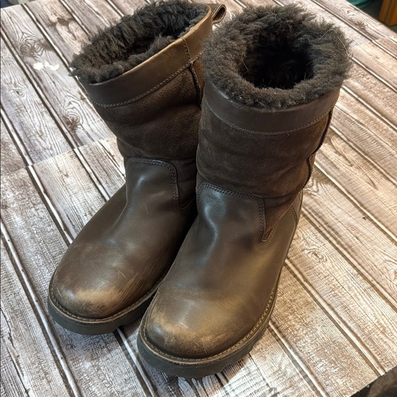 UGG Australia Men's Wrangell Vibram Fur-Lined Work Boots size 11 - Picture 1 of 5